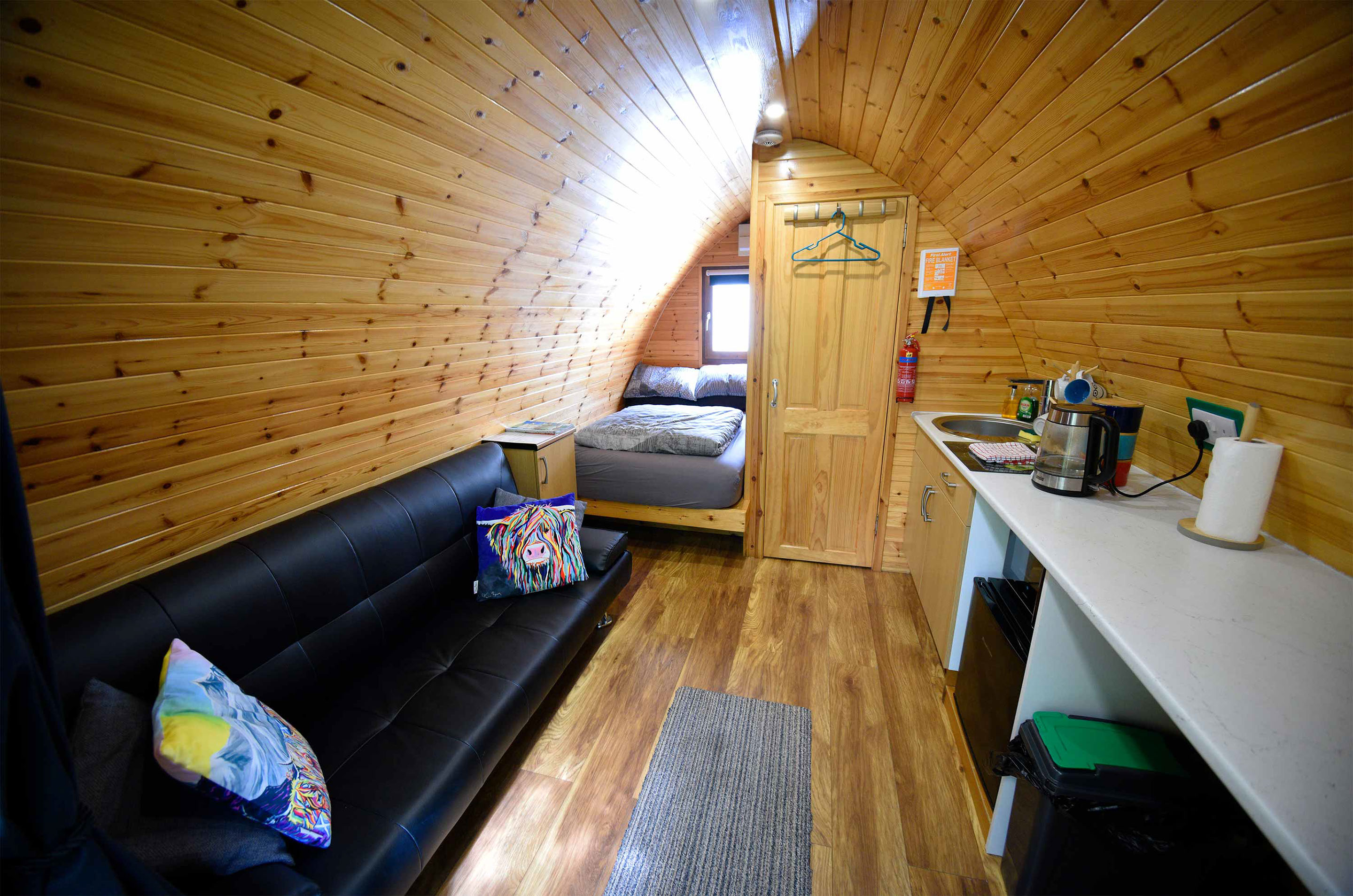 Thistle Dubh Dandy contains a comfortable double bed with widescreen TV and WIFI internet