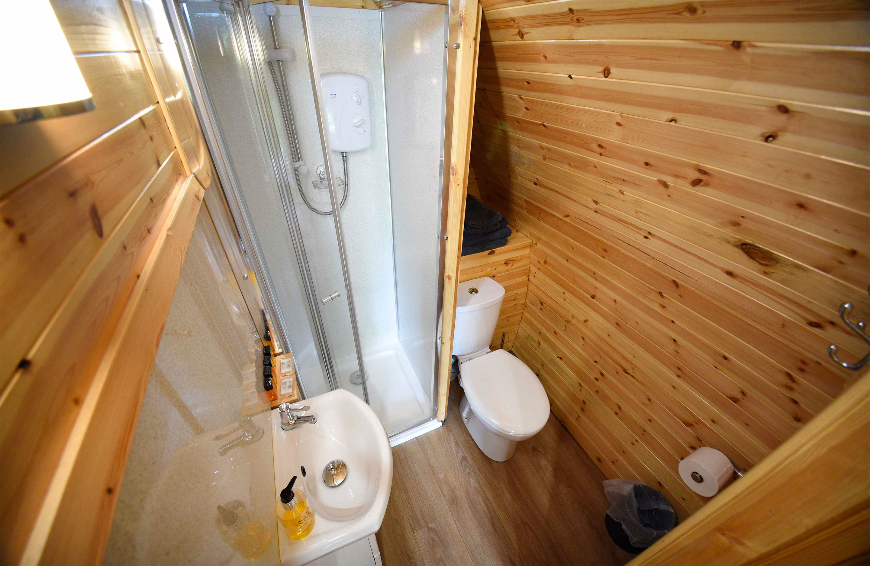 Thistle Dubh Dandy contains a comfortable double bed with widescreen TV and WIFI internet