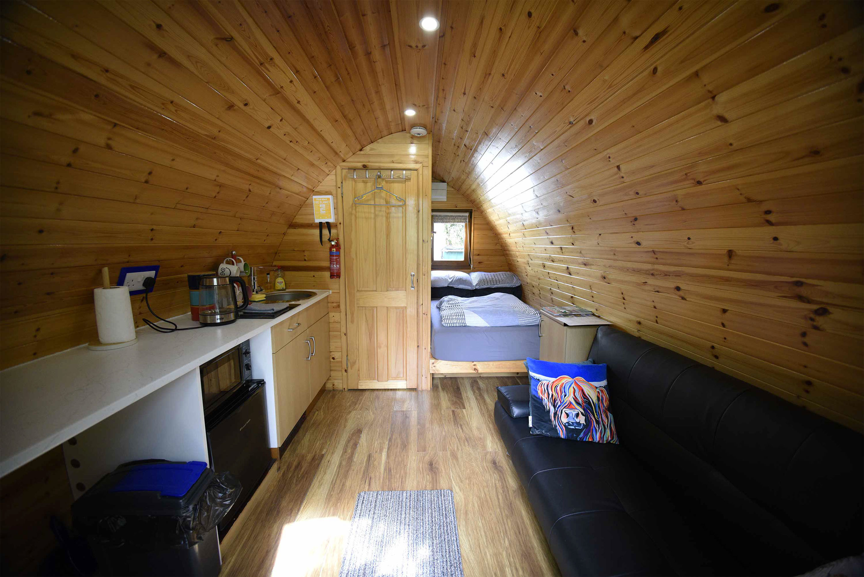 Thistle Dubh Dandy contains a comfortable double bed with widescreen TV and WIFI internet