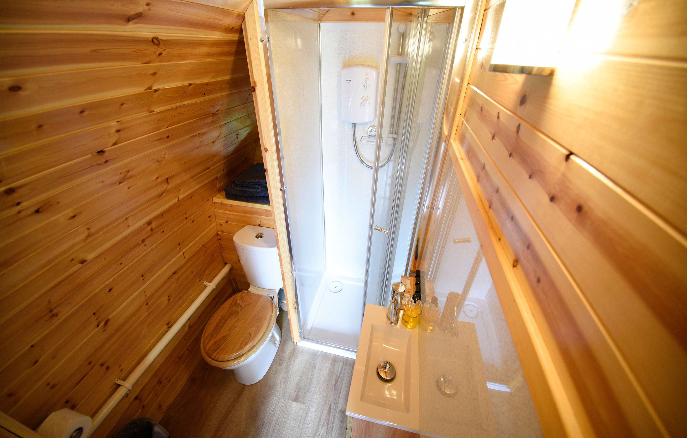 Thistle Dubh Dandy contains a comfortable double bed with widescreen TV and WIFI internet